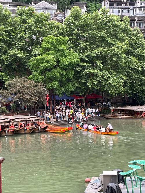 新澳今天晚上9点30分开门吗香港和凤凰古城百人抢鸭子与凤凰古城百人抢鸭子是真的吗
